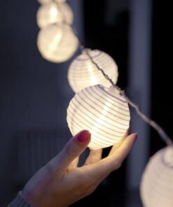 Catena di 20 luci LED con lanterne in tessuto impermeabile bianco per uso interno ed esterno di Lights4fun