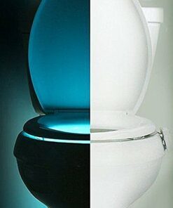 Ideal Products Luce per il WC Adattabile a qualsiasi modello di water Attivato con un Sensore del Movimento in 8 diversi COLORI che si possono schegliere con un semplice bottone – Abbellisce il water adattandolo in base a la Decorazione – Evitando luci abbaglianti nella notte, e previene accidenti.